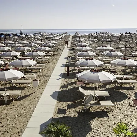 Fellini Aparthotel 3*