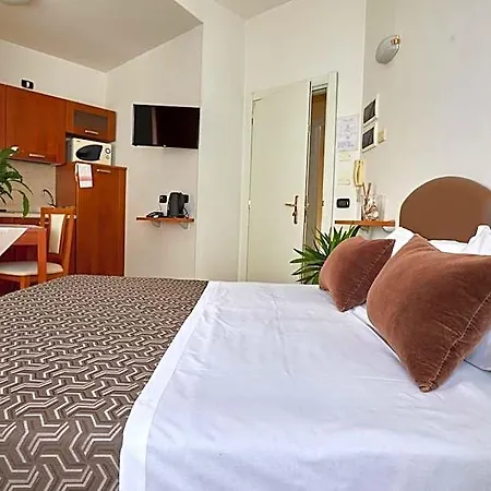 Fellini Aparthotel 3*