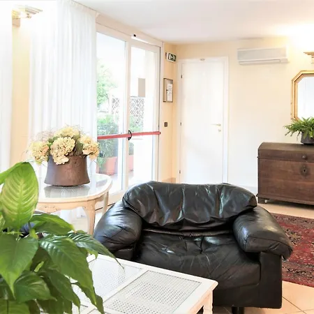 Fellini Aparthotel 3*