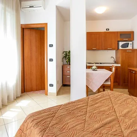 Fellini Aparthotel 3*